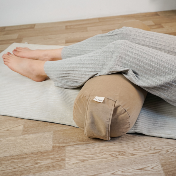 Wałek do jogi z gryką, bolster – karmel